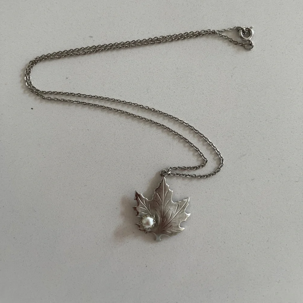 MAPLE LEAF Pendant Necklace Silver Tone Metal Faux Pearl Canadiana Dainty 16" - Picture 8 of 10